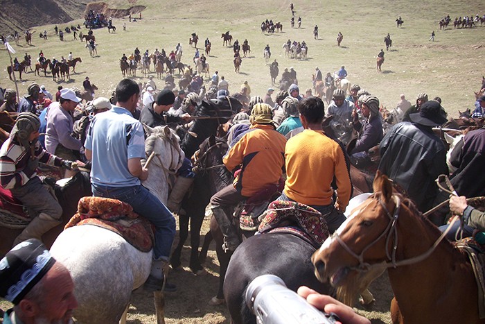 Сила лошади и мастерство всадника: как проходит бузкаши в Таджикистане
