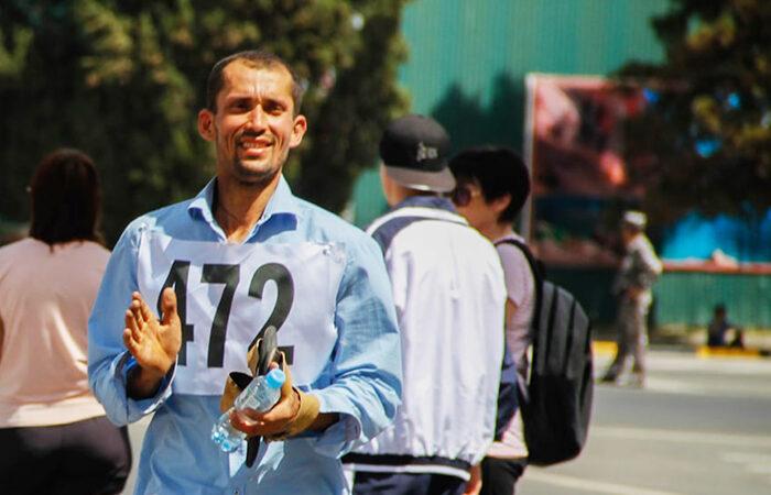 Простой рабочий в простой рубашке стал героем: марафонский бег без обуви в Рамадан