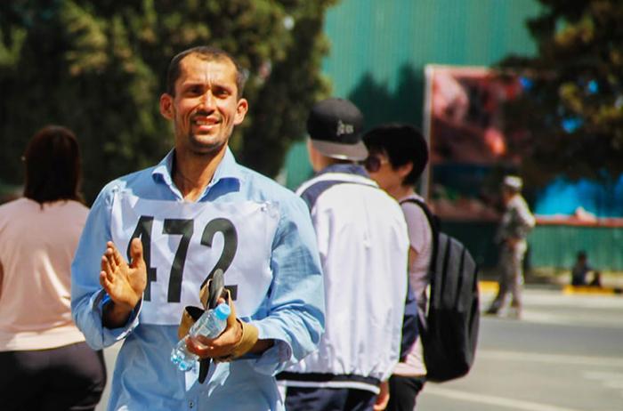 Простой рабочий в простой рубашке стал героем: марафонский бег без обуви в Рамадан
