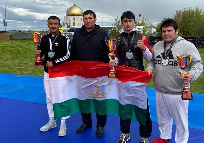 Таджикские борцы выиграли серебряные медали Кубка мира