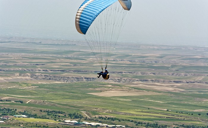 Как в Таджикистане летают на парапланах – видео