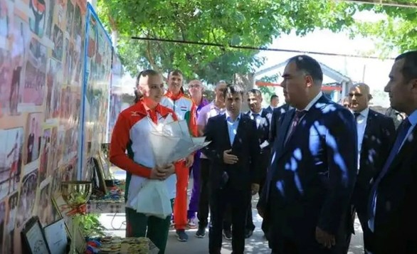 Председатель области Раджаббой Ахмадзода посетил семью Леонида Пронженко