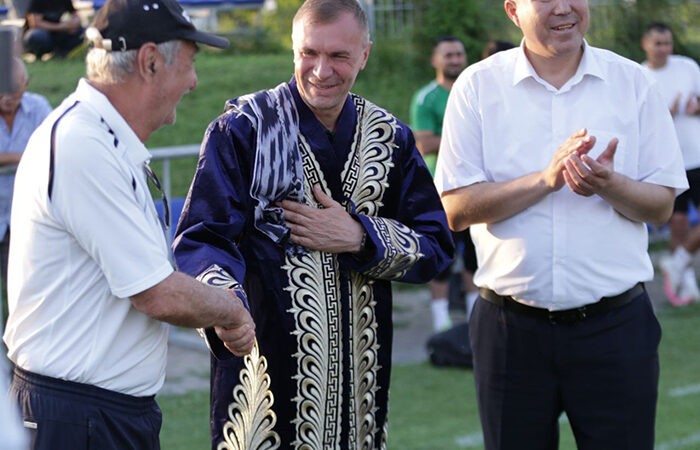 Таджикистанец Виталий Левченко поднимает «Нефтчи»