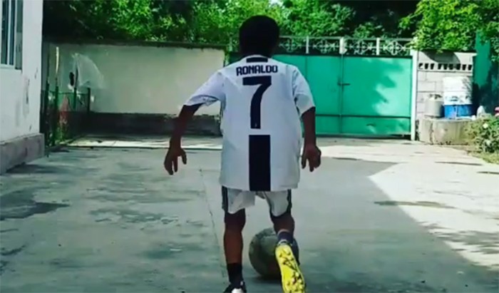 В Таджикистане появился неогранённый футбольный талант – видео
