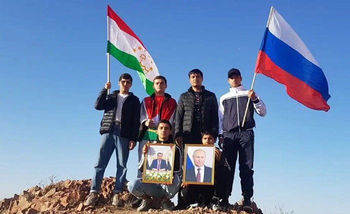 Таджикистанцы установили портреты президентов Таджикистана и России на пике Музбек