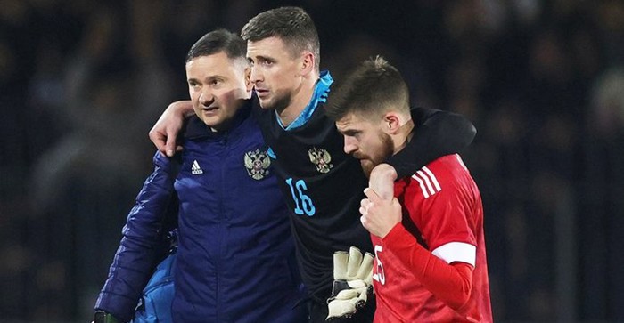 Песьяков рассказал, как с травмой спасал ворота в матче с Таджикистаном