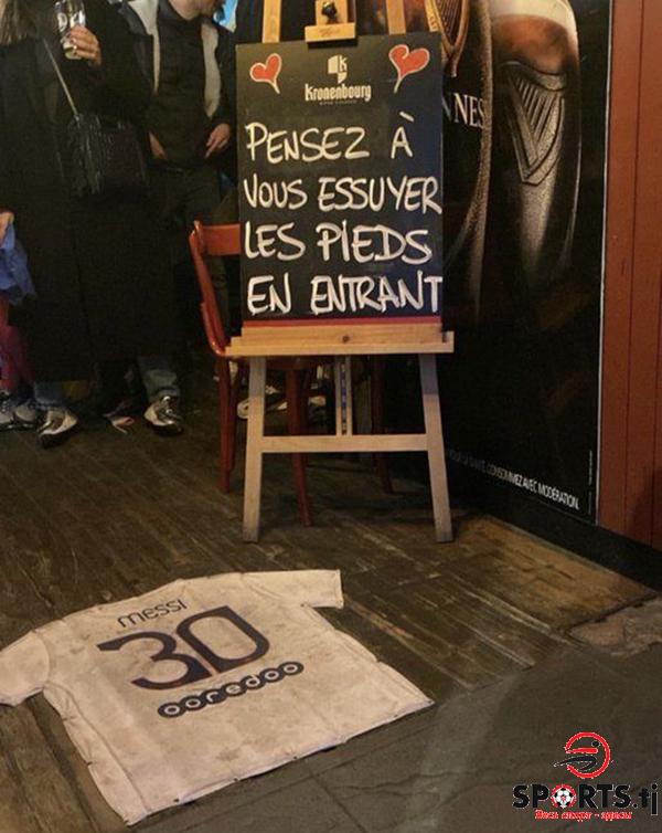 Во французском баре посетителям предлагают вытирать ноги об футболку Месси