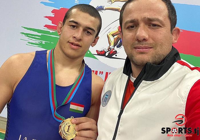 Таджикский борец одержал победу на соревнованиях в Баку