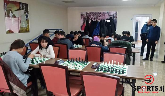 Как играют таджикские шахматисты в Дубае?