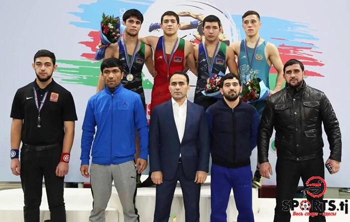 Еще один таджикский борец выиграл медаль в Баку