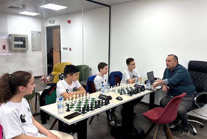 Таджикский гроссмейстер перебрался в Дубай: продолжать карьеру тренером