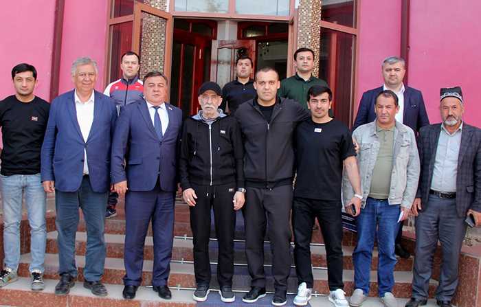 У Умара Кремлева таджикские корни: он построит боксерскую школу в Гиссаре