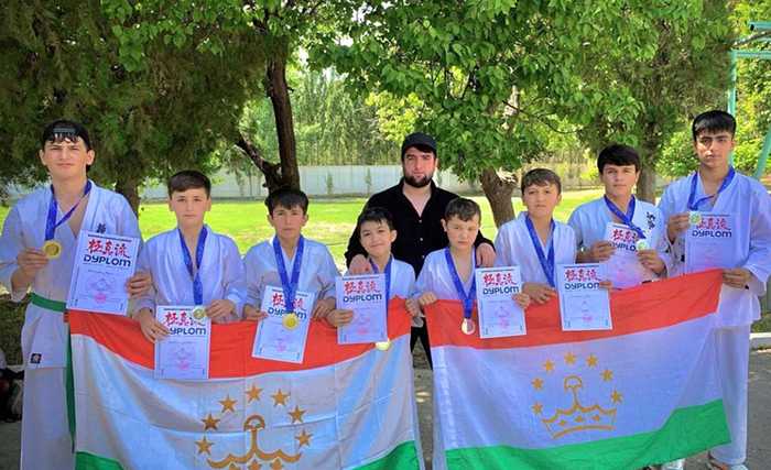Таджикские каратисты везут медали из Узбекистана