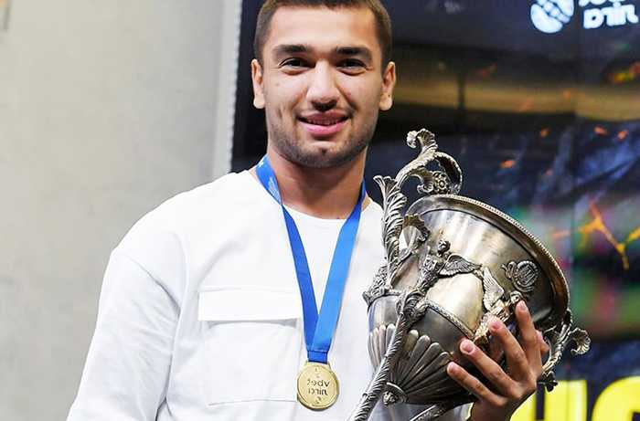 Таджикистанцу Хусраву Тоирову вручили медаль золотого призера чемпионата Украины