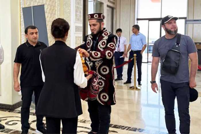 Исламу Махачеву подарили таджикский национальный наряд
