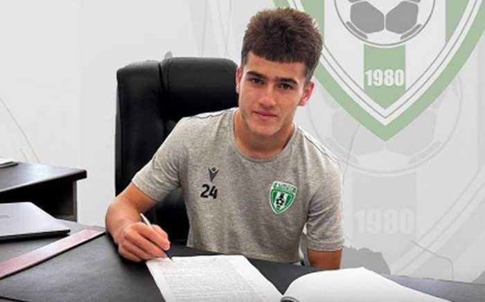 Таджикского футболиста официально подписал клуб из Казахстана