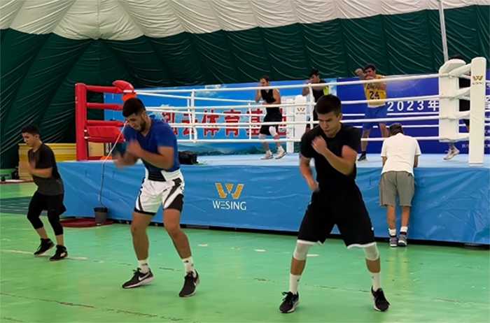 Таджикские боксеры проводят спарринги с китайскими коллегами в Ханчжоу