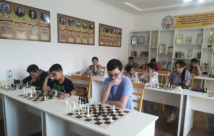 Новые знания: таджикских шахматистов обучает зарубежный гроссмейстер