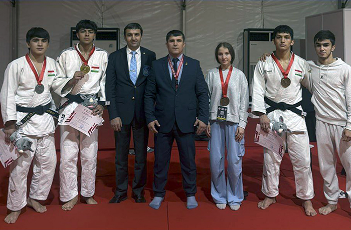 Два золота, серебро и бронза: успехи таджикских дзюдоистов на ЧА в Джакарте