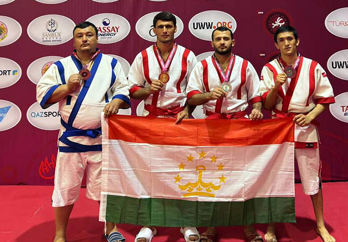 Медали из Туркестана: таджикские борцы завоевали четыре награды на ЧА