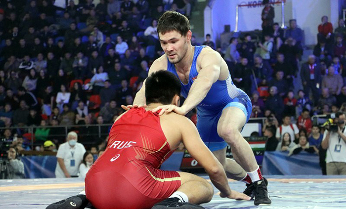 Борец сборной Таджикистана установил рекорд турнира в Якутии